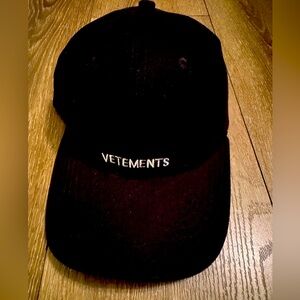VETEMENTS Unisex Cap Black